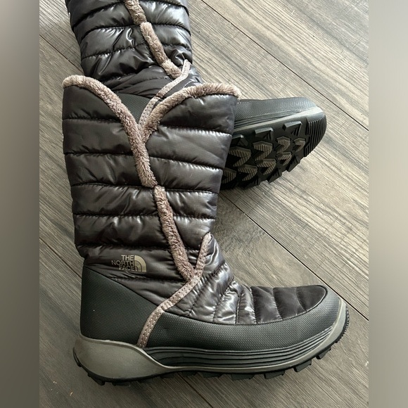 THE NORTH FACE youth size 2 AMORE ll winter puffer boots - Picture 3 of 10